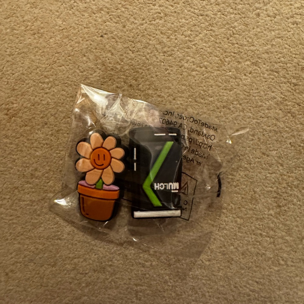 Flower and mulch jibbitz (2 total, 1 set , sealed)